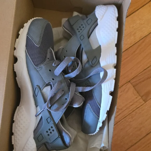 Kids Nike Huarache Sneakers - Picture 1 of 3